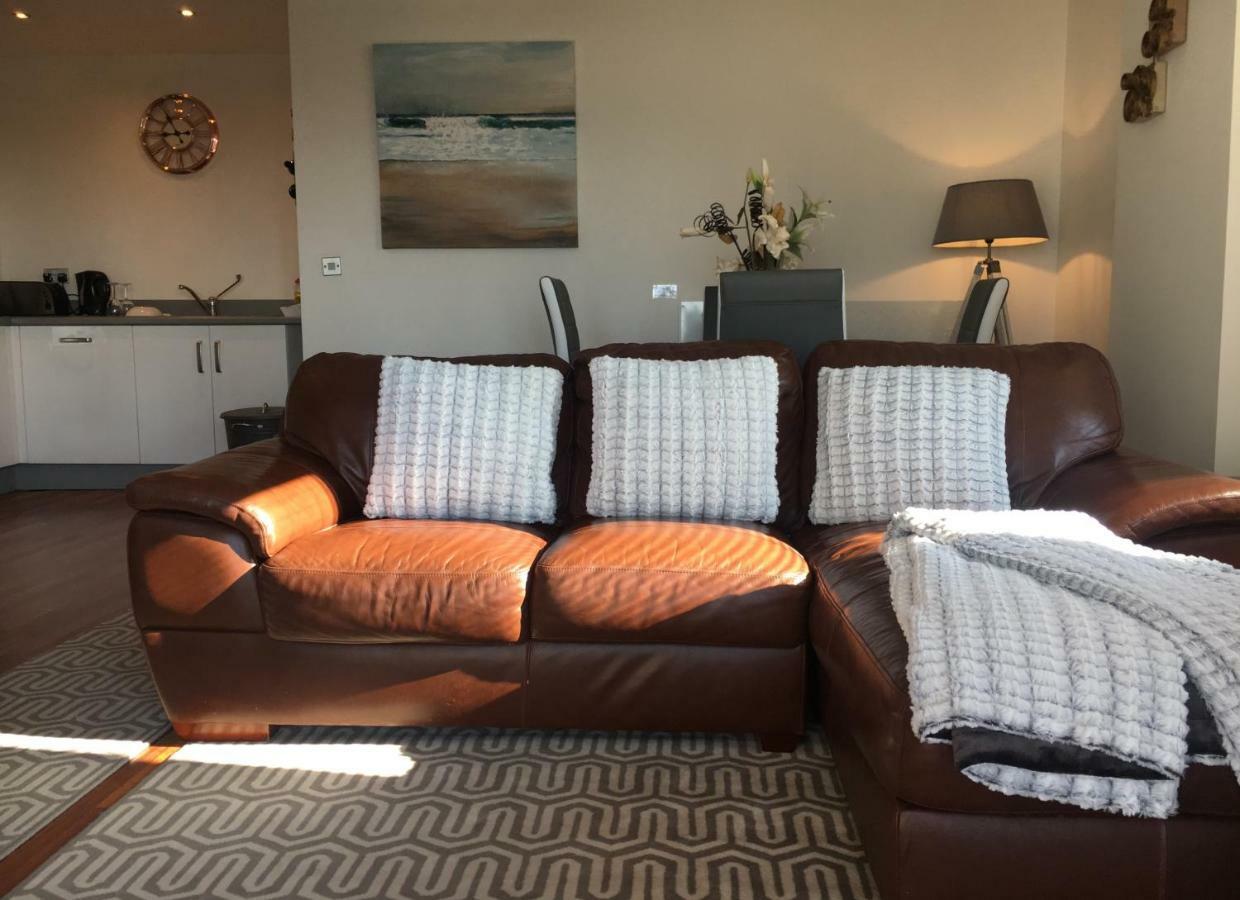 Sail View Apartment Суонзи Екстериор снимка